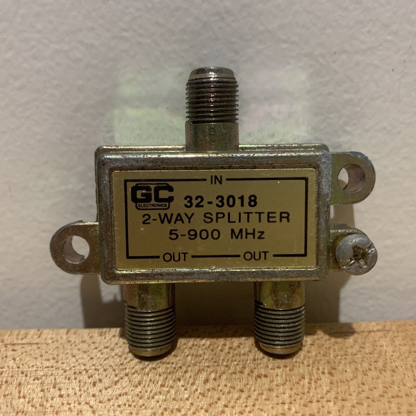 GC Electronics 32-3018 2-WAY SPLITTER W/GROUND BLO